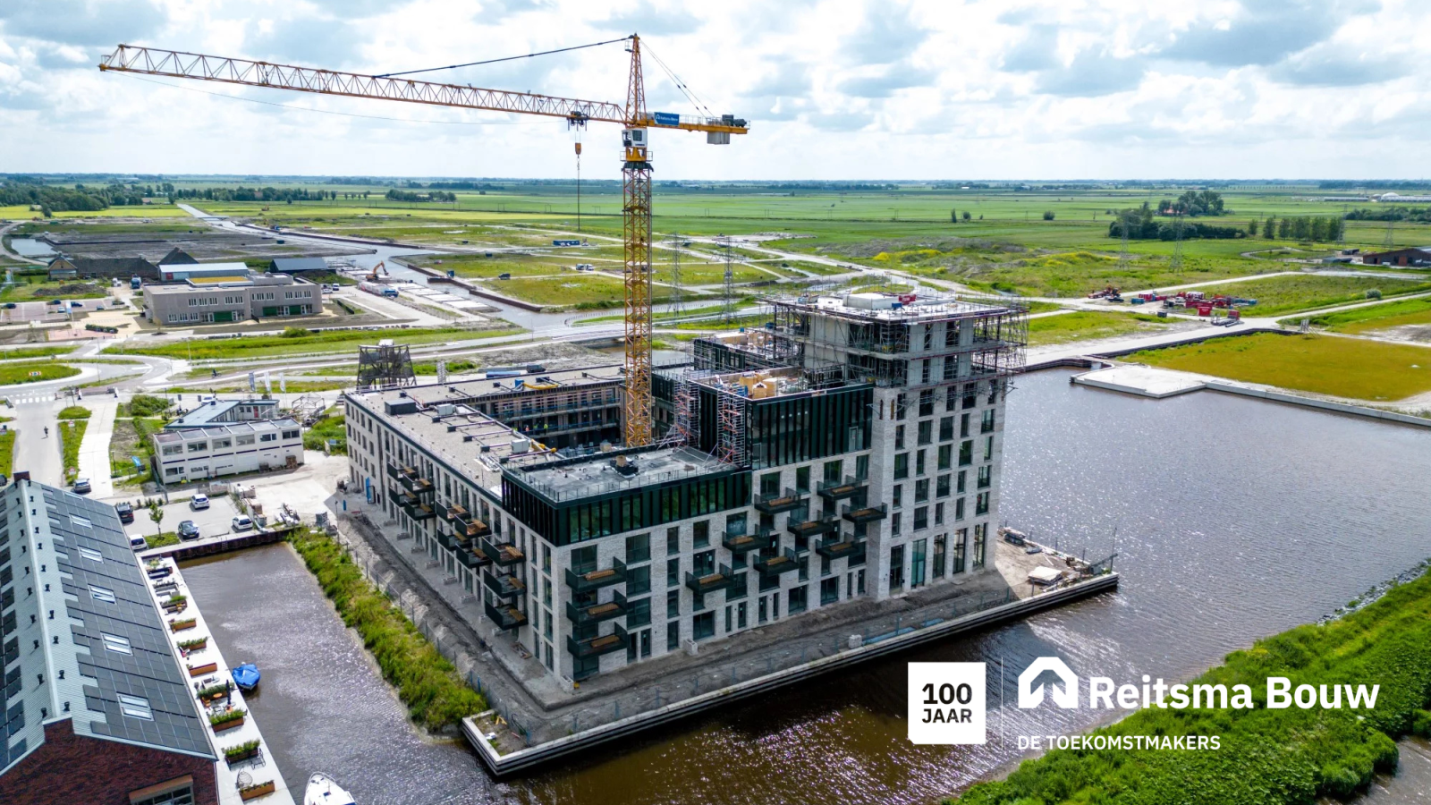 Home foto met logo 2